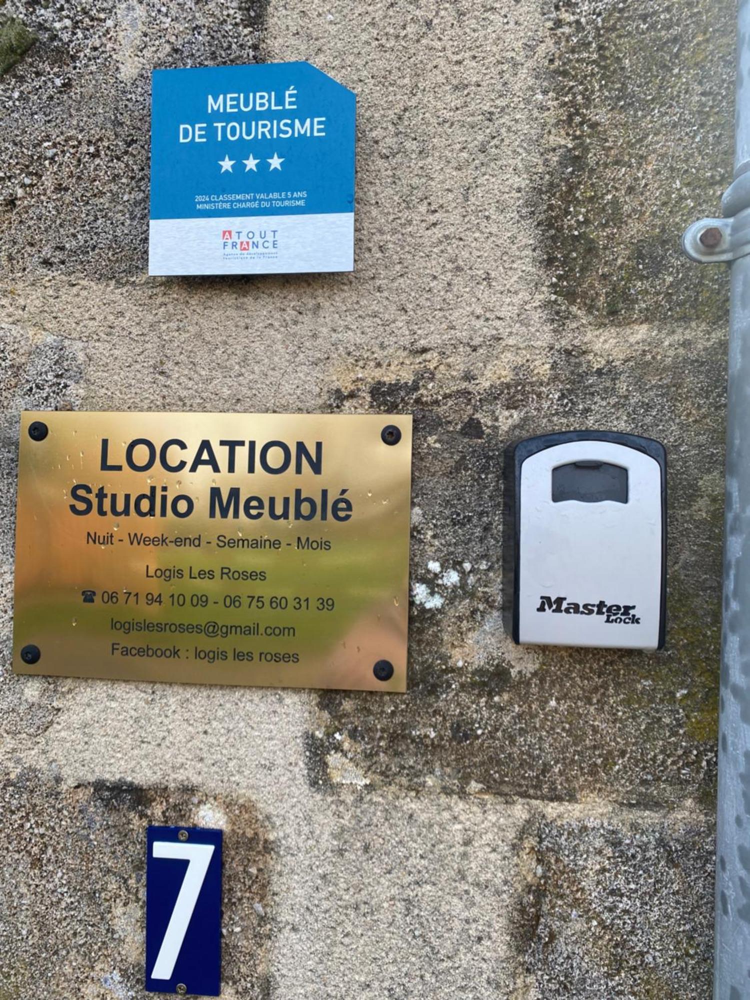Studio Logis Les Roses Bourbon-lʼArchambault Kültér fotó